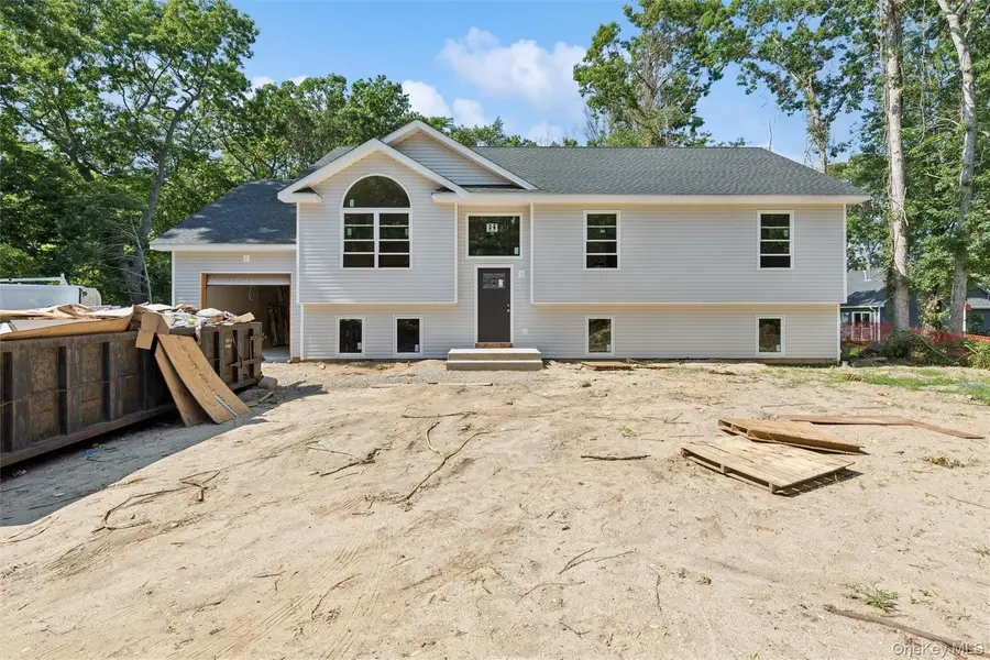 129 Cedar LN, Medford, NY 11763