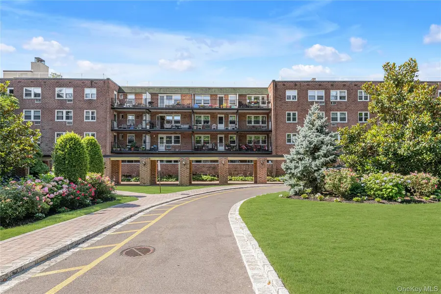 32 Pearsall AVE #3F, Glen Cove, NY 11542