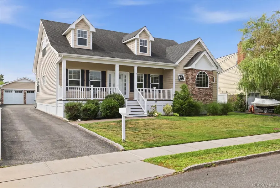 34 Meadow LN, Amityville, NY 11701