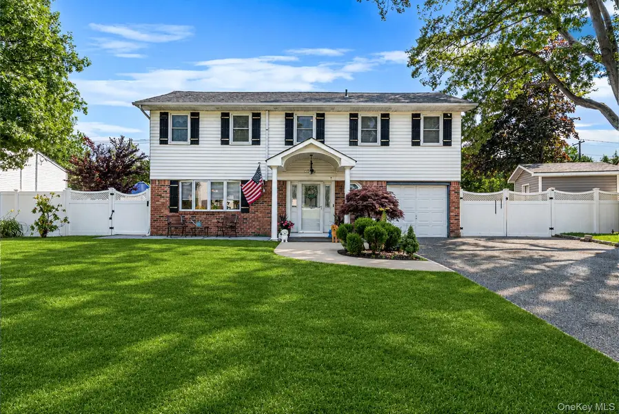 30 Pinewood DR, Commack, NY 11725