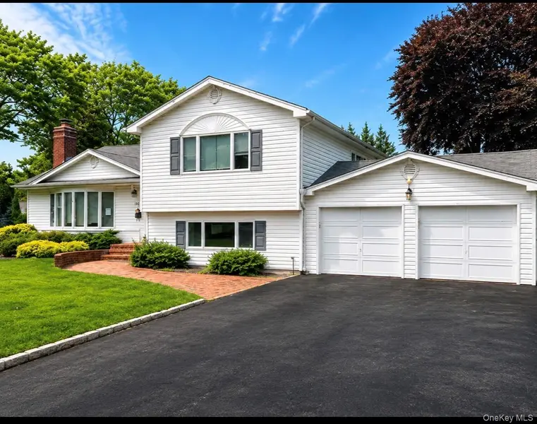 201 Wampum LN, West Islip, NY 11795