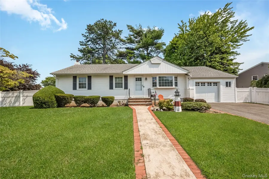 21 Bruce LN, Farmingdale, NY 11735