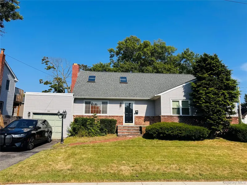 561 Center Dyre AVE, West Islip, NY 11795