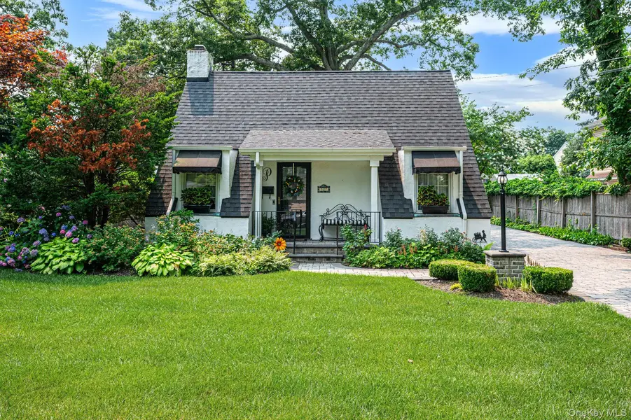 527 Brooklyn BLVD, Brightwaters, NY 11718