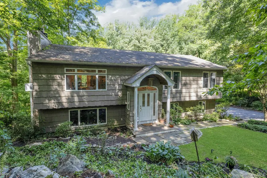 99 Lakeside DR, Katonah, NY 10536