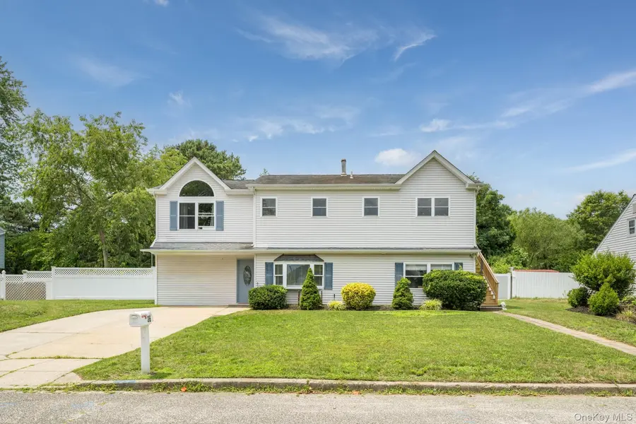 36 Balsam DR, Medford, NY 11763