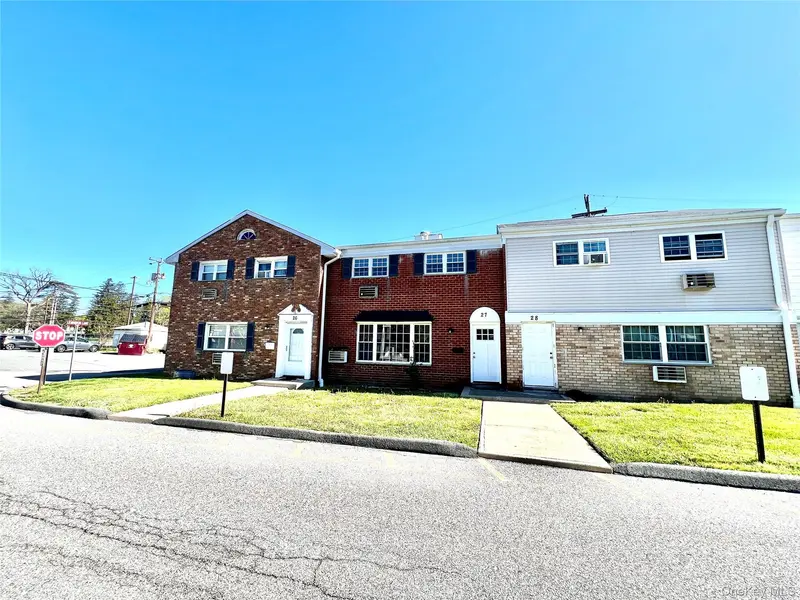 27 Lexington LN, New Windsor, NY 12553