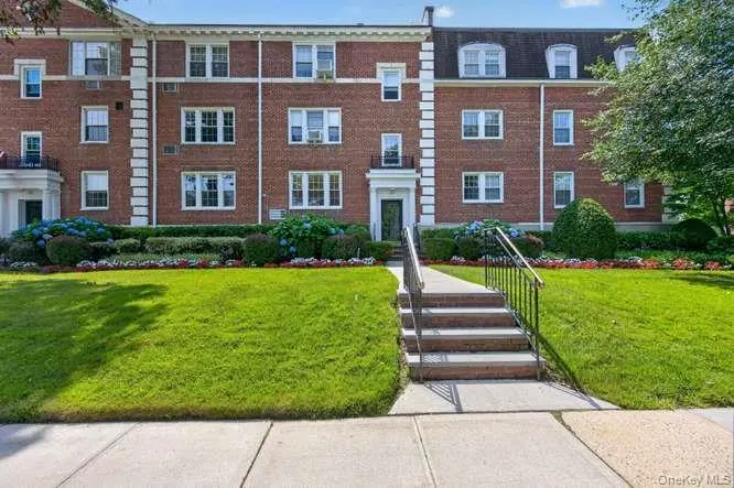 22 Hamilton PL #H3, Garden City, NY 11530
