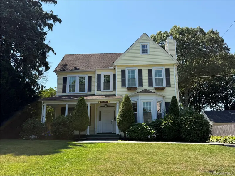 13 Walnut ST, Glen Head, NY 11545