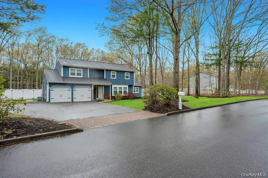 10 Ramblewood RD, Ridge, NY 11961