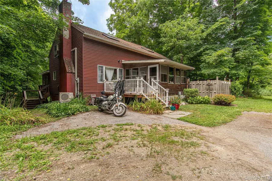 179 Hibernia RD, Salt Point, NY 12578