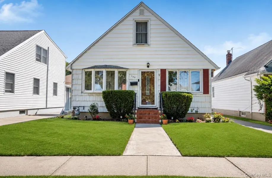932 Cherry LN, Floral Park, NY 11001