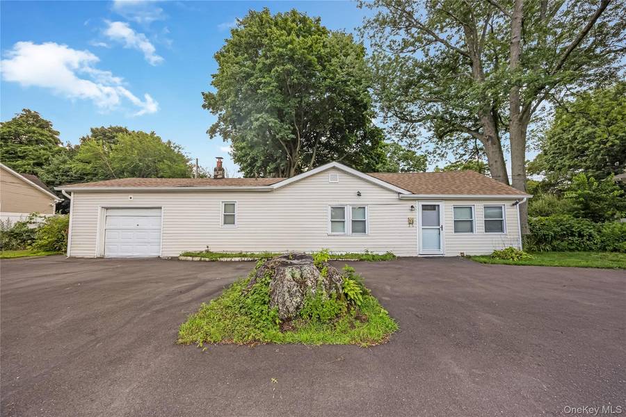 20 Buchanan AVE, Wheatley Heights, NY 11798