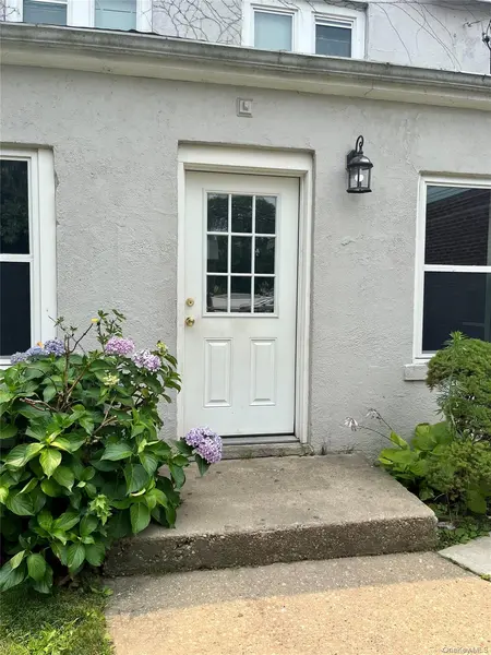 6 E 2nd ST #1st Floor, Huntington Station, NY 11746