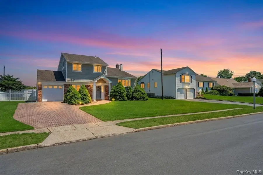 12 Sagebrush LN, Kings Park, NY 11754