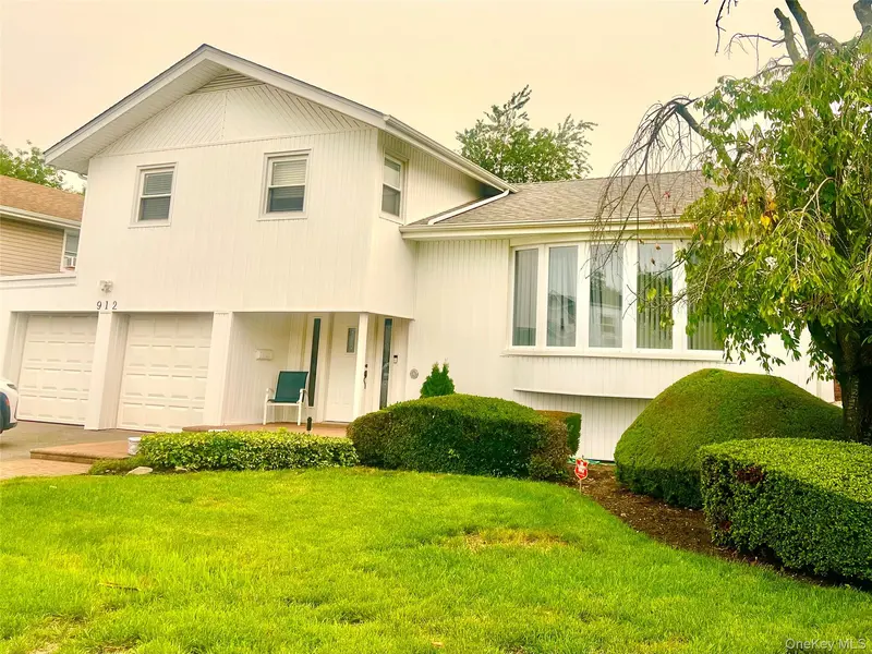 912 Whitehall DR, North Woodmere, NY 11581