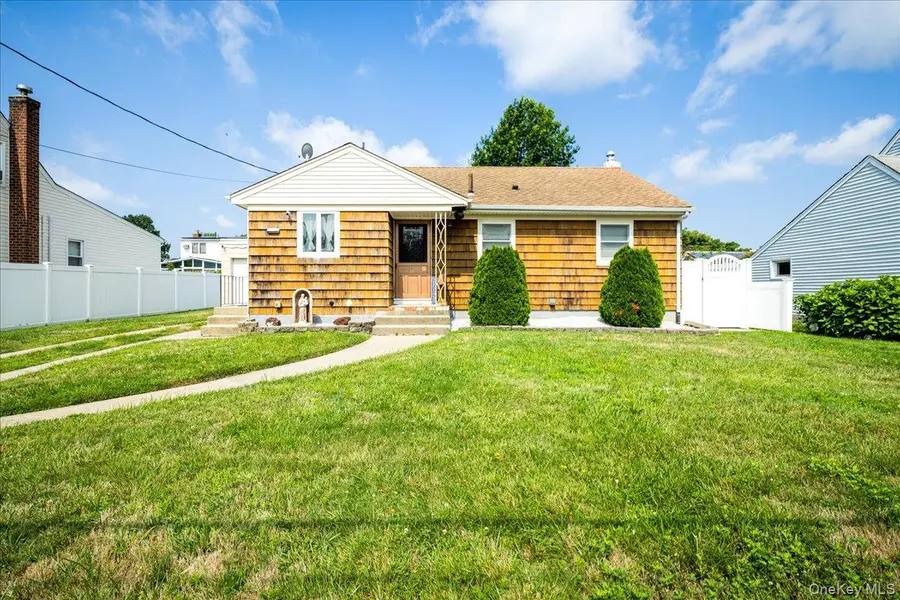 17 Joludow DR, Massapequa Park, NY 11762