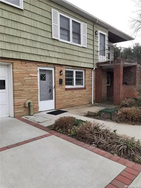 90 Mohawk AVE #upper, East Atlantic Beach, NY 11561