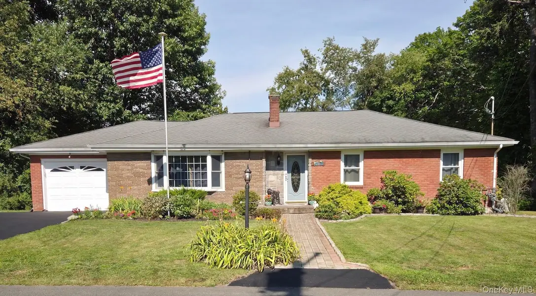 3 Park Hill DR, New Windsor, NY 12553