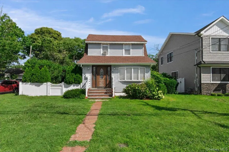 16 Marlboro PL, Bellmore, NY 11710