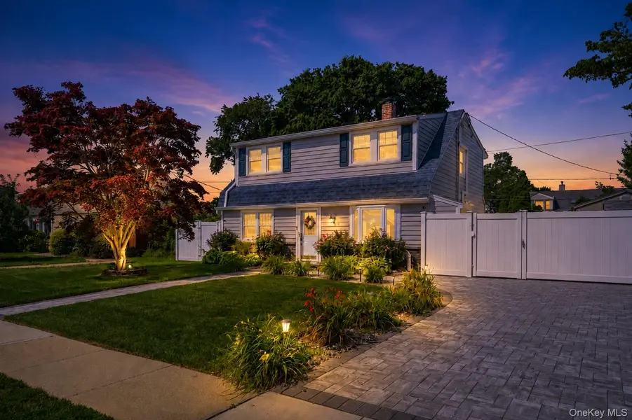 28 Crabtree LN, Levittown, NY 11756