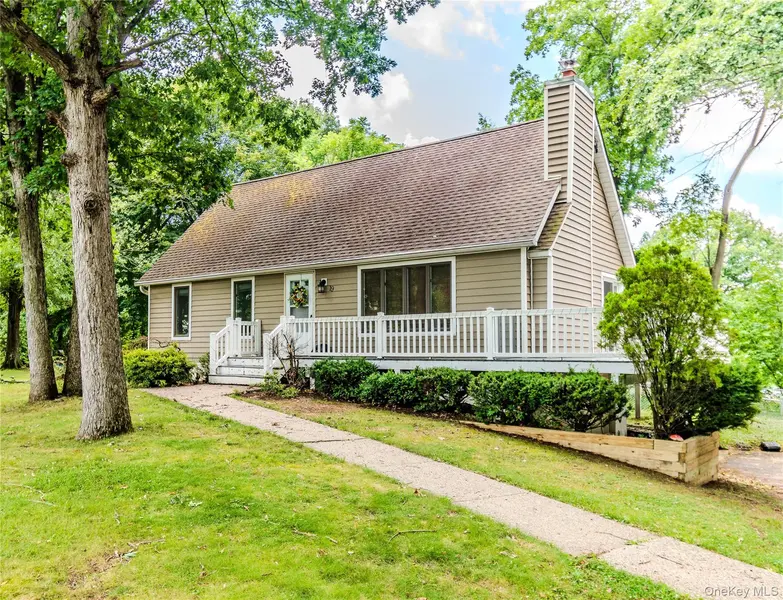 19 Farmstead RD, New Windsor, NY 12553
