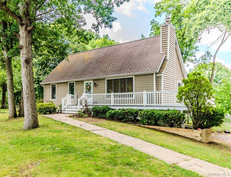 19 Farmstead RD, New Windsor, NY 12553