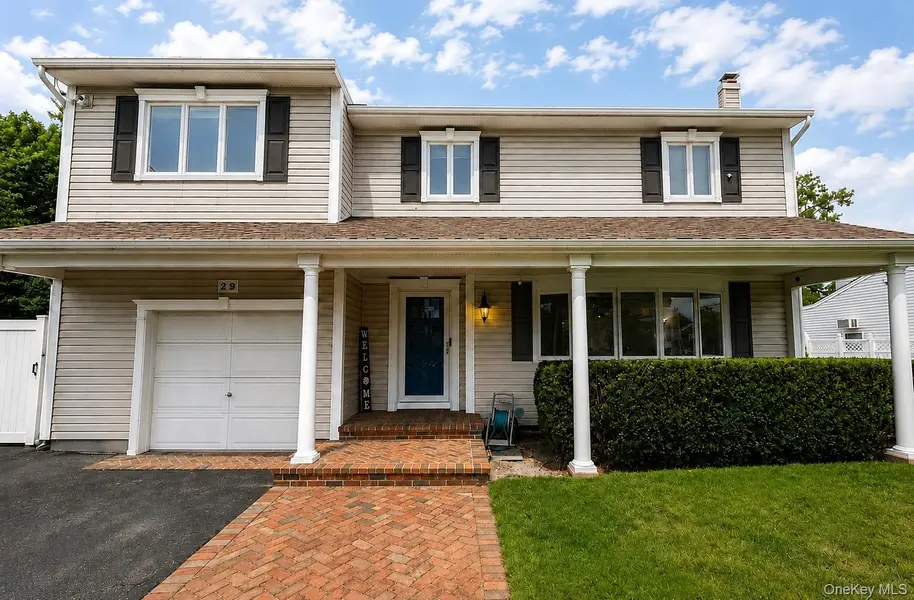 29 Sandy Hollow DR, Smithtown, NY 11787