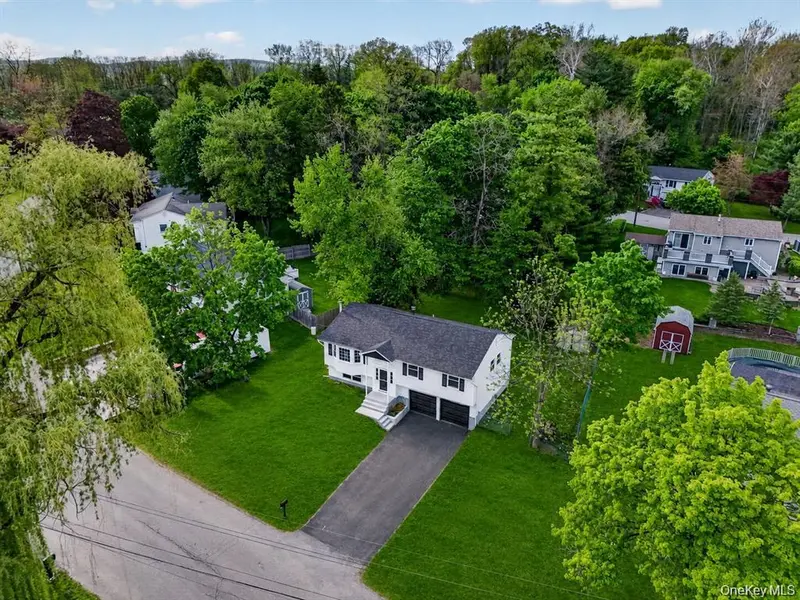8 Mockingbird LN, Poughkeepsie, NY 12601