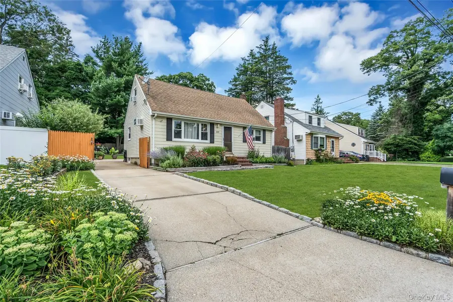 209 Iceland DR, Huntington Station, NY 11746