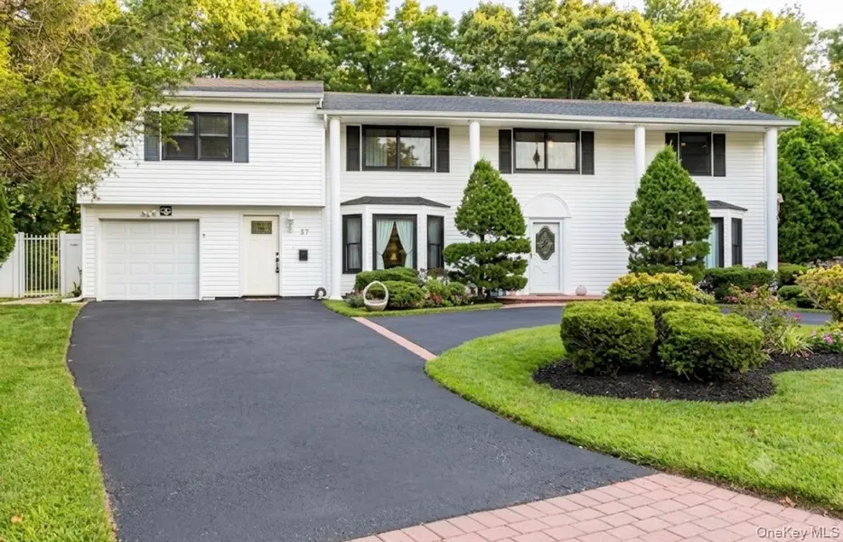 27 Stuart DR, Coram, NY 11727