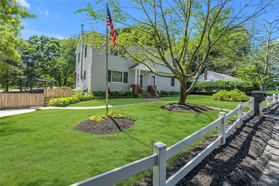6 Giant Oak RD, Ridge, NY 11961