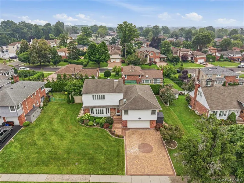 34 Duke DR, Manhasset Hills, NY 11040