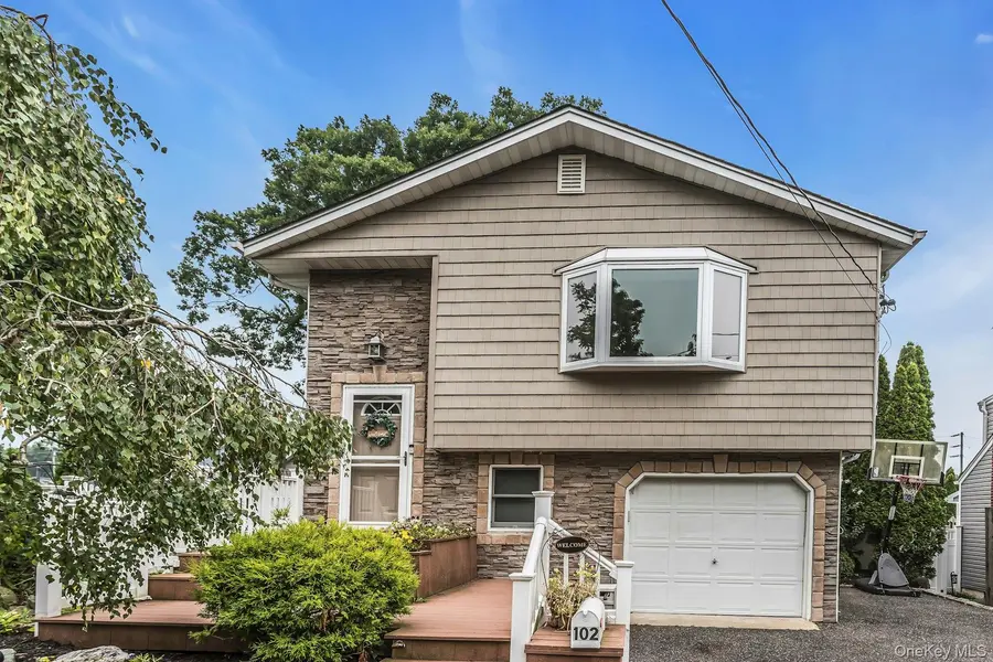102 Willett AVE, Sayville, NY 11782