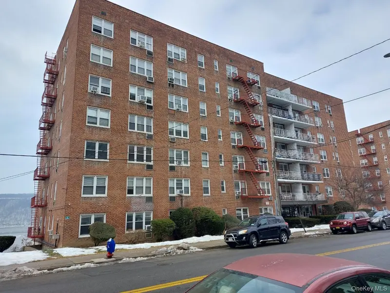 679 Warburton AVE #1L, Yonkers, NY 10701