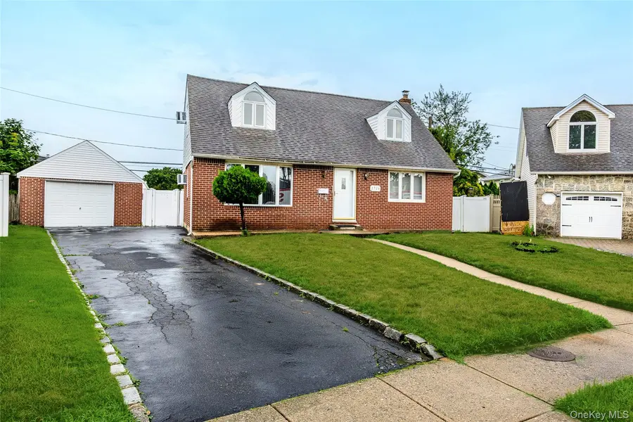 2728 Concord DR, East Meadow, NY 11554