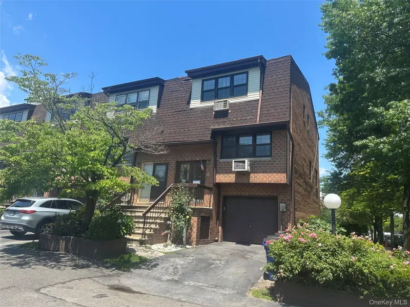 120-25 Ketch CT, Flushing, NY 11356