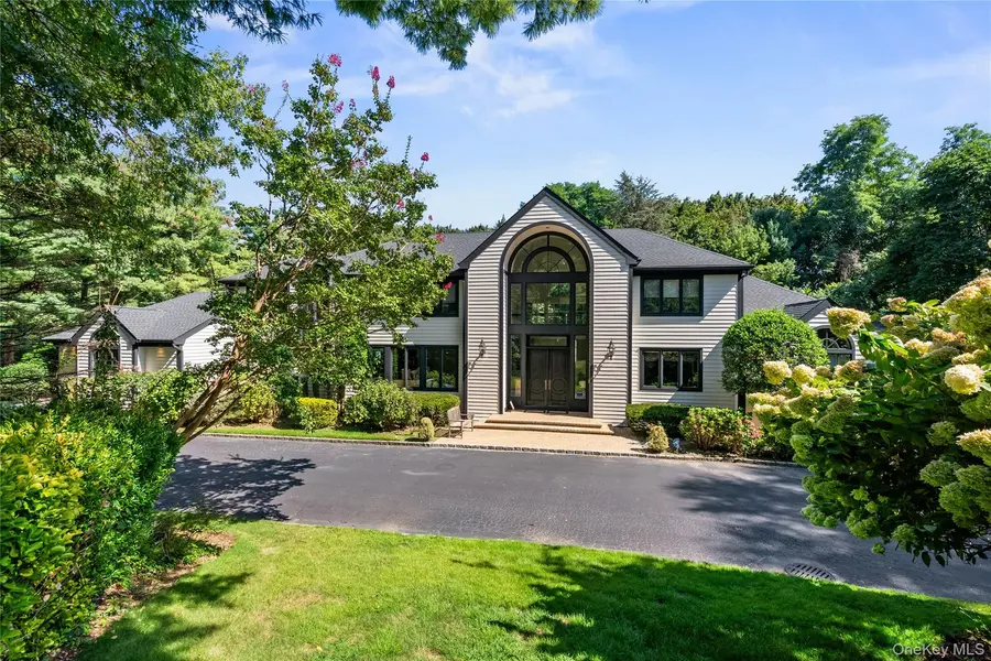 3 Rock Hill LN, Brookville, NY 11545