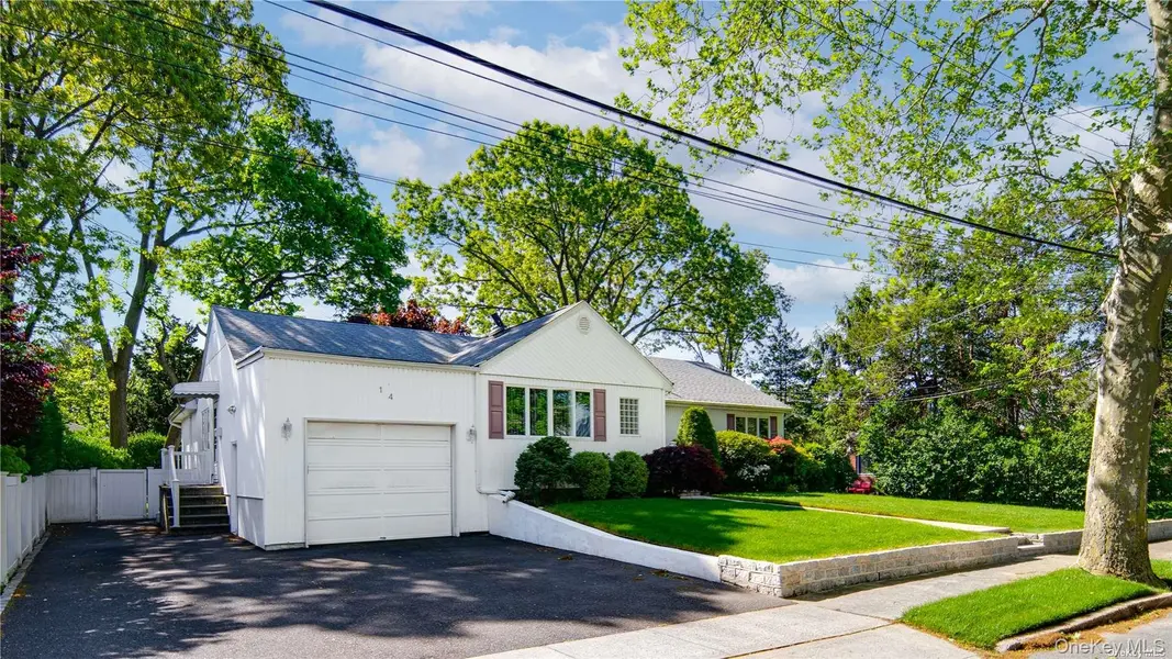 14 Beech CT, Malverne, NY 11565