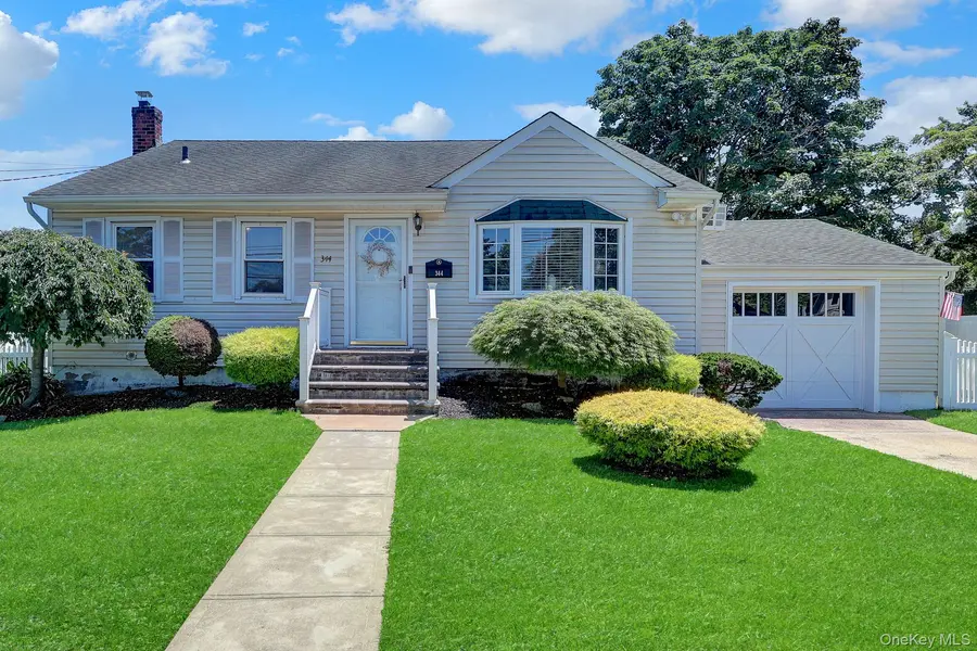 344 Tremont RD, Lindenhurst, NY 11757