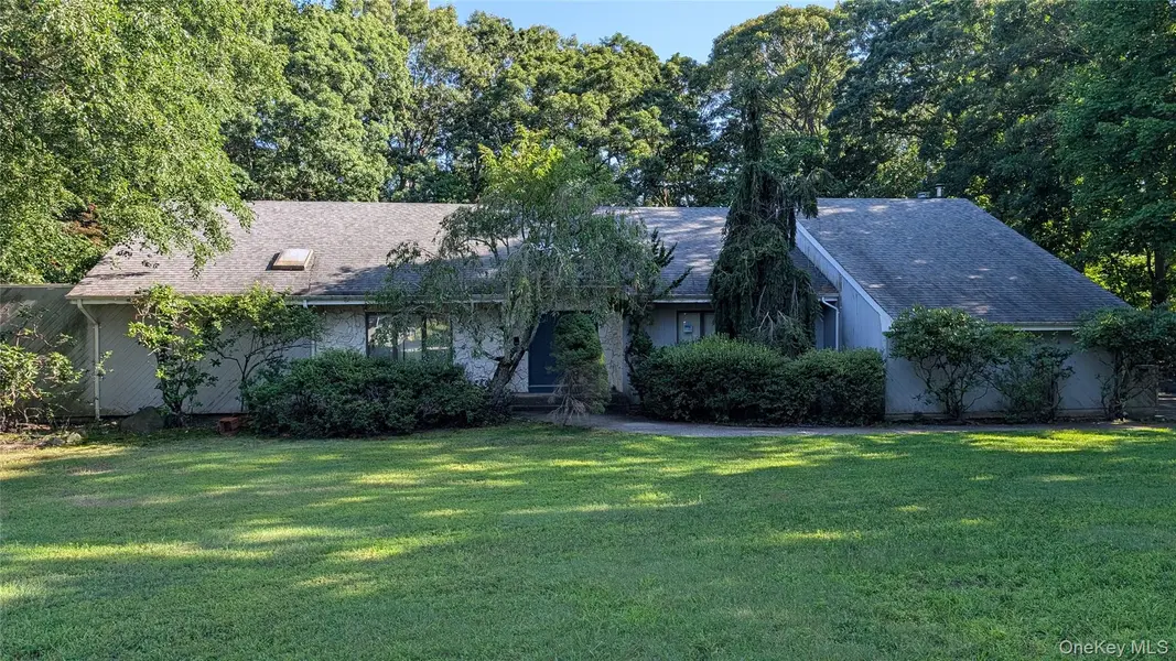 4 Oak Hills DR, Rocky Point, NY 11778