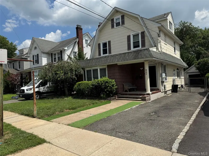 267 Plainfield AVE #1F, Floral Park, NY 11001