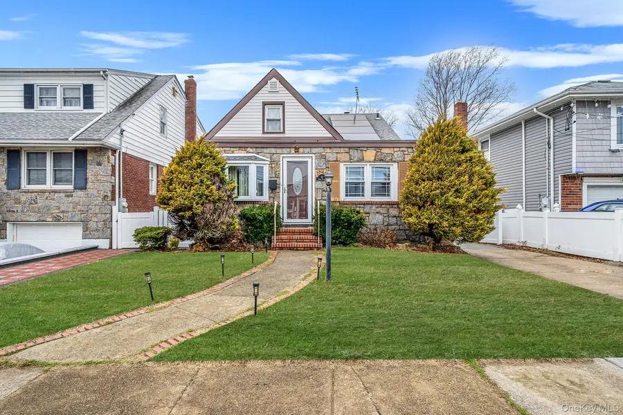 12 Edna CT, Valley Stream, NY 11580