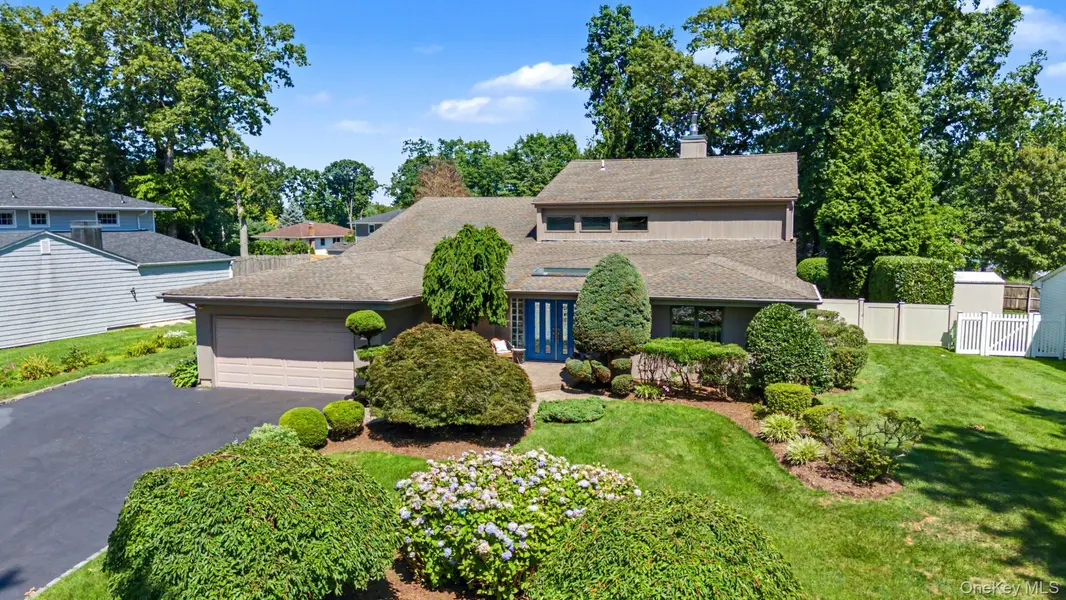 15 Pimlico DR, Commack, NY 11725