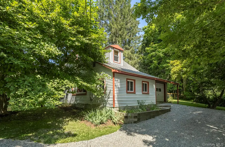 26 Hunns Lake PL, Stanfordville, NY 12581