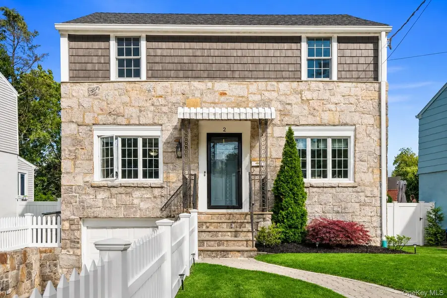 2 Meadow LN, New Rochelle, NY 10805
