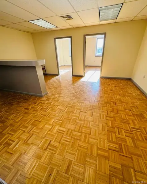 3800 E Tremont AVE, Bronx, NY 10465