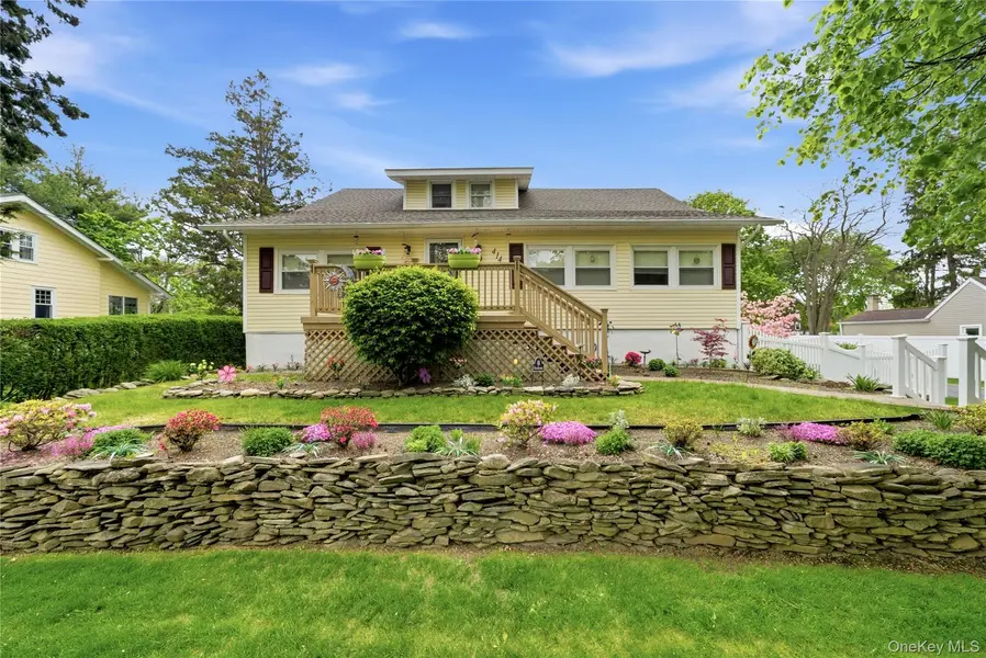 414 Potter BLVD, Brightwaters, NY 11718