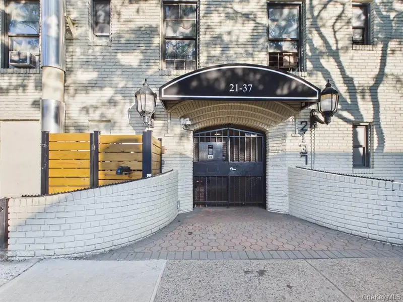 21-37 33rd street #3D, Astoria, NY 11105