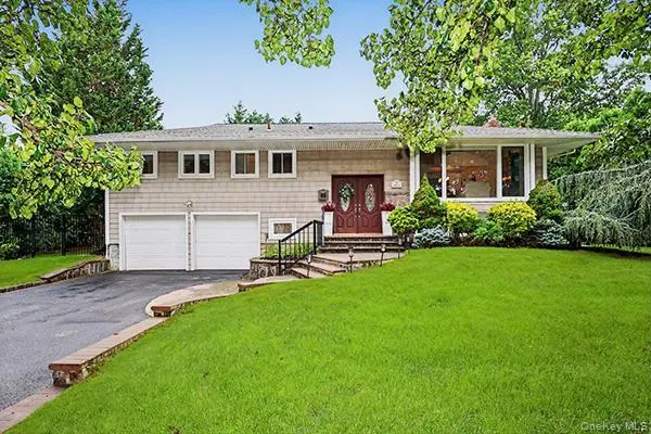 7 Beatrice LN, Old Bethpage, NY 11804